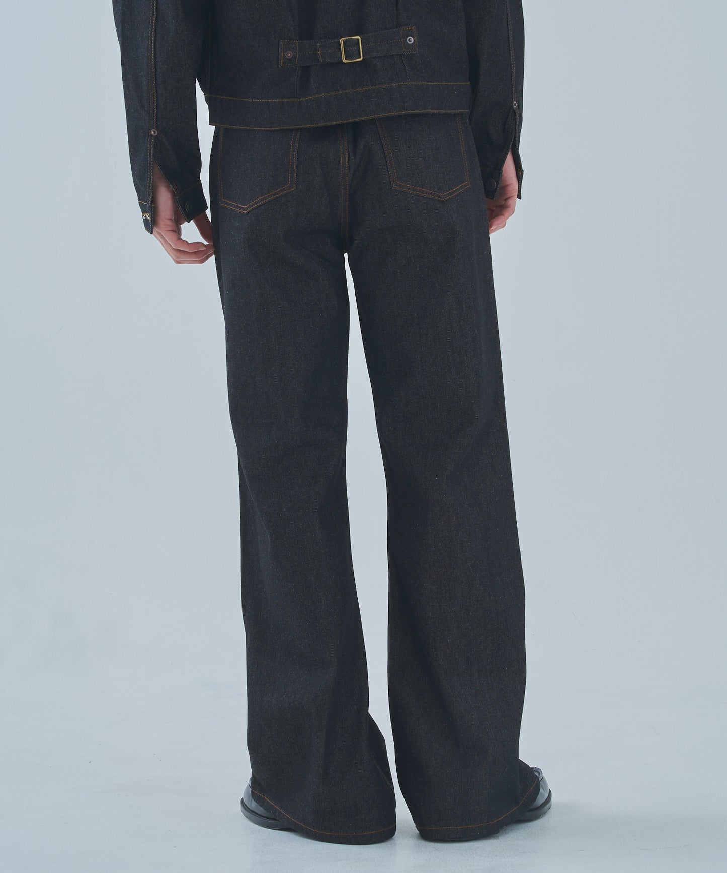 シンチバックブーツカットジーンズ[Black]