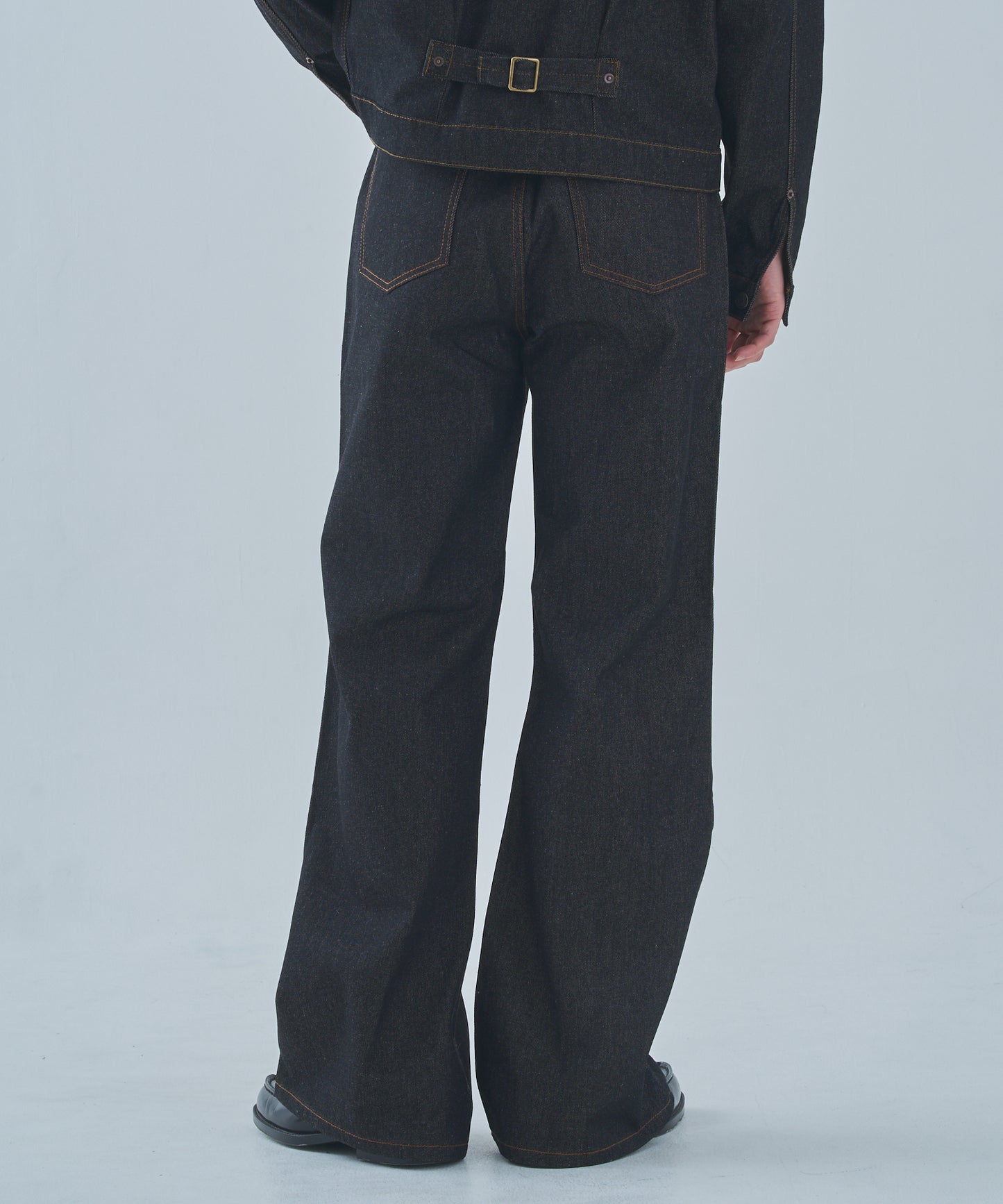 シンチバックブーツカットジーンズ[Black]