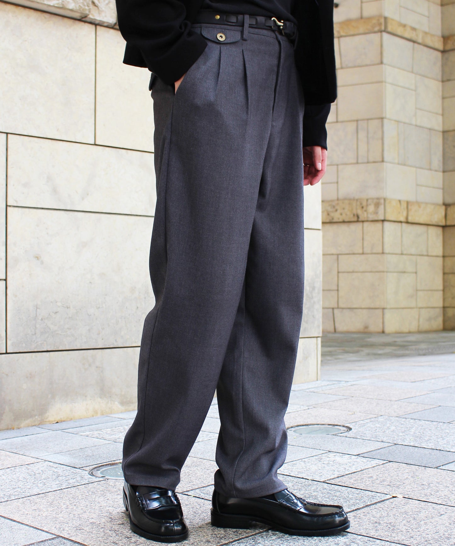 シンチバックテーパードスラックス[Gray]
