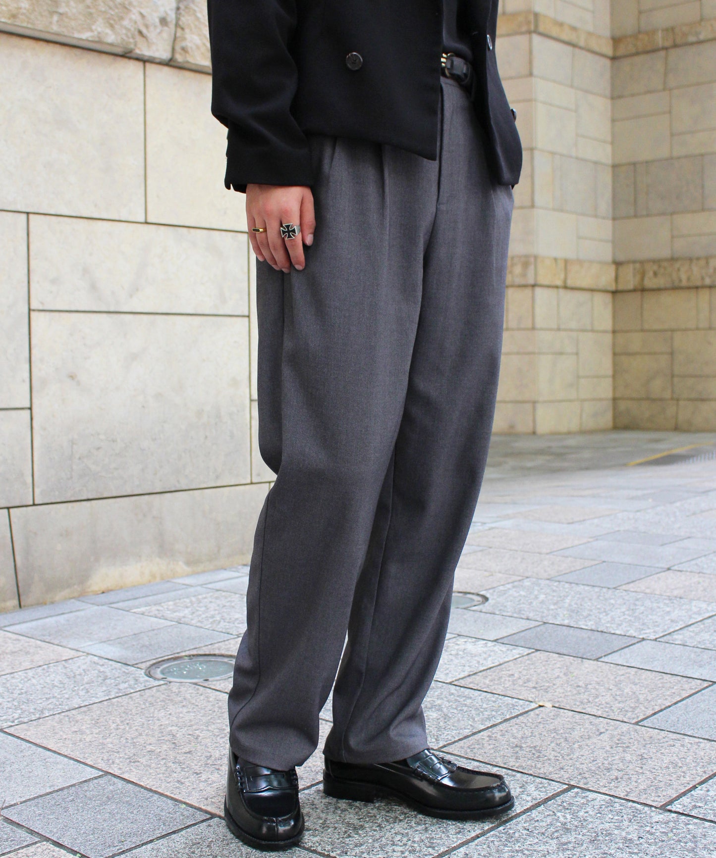 シンチバックテーパードスラックス[Gray]